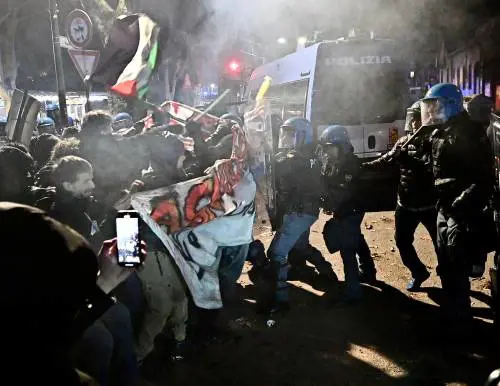 "Rispondo con un pugno". Le canzoni dei collettivi rossi contro la polizia e pro-Aska