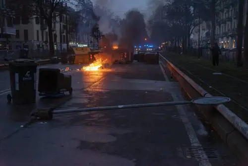 Torino ostaggio di Askatasuna. Guerriglia, roghi e 9 agenti feriti