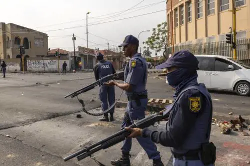 Sparatoria in Sudafrica: uomini armati uccidono 9 persone a Johannesburg 