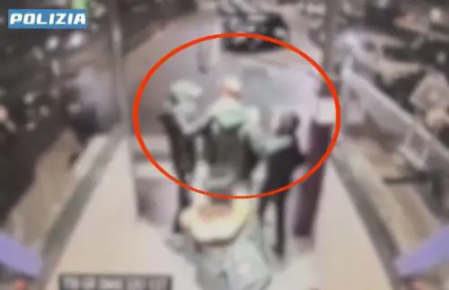 Rapina choc nella metro: giovani egiziani usano spray urticante per derubare un minorenne