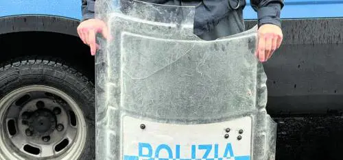 Torino, la nuova Val di Susa. Catapulte contro gli agenti