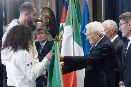 Milano-Cortina, Mattarella consegna il tricolore ai portabandiera. Brignone: "Vivo qui e ora"