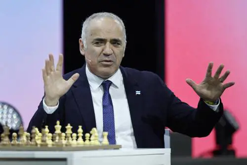Russia, chi è Garry Kasparov, lo scacchista nemico di Putin arrestato in contumacia