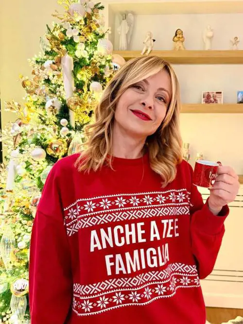 "Anche a te e famiglia": gli auguri di Natale social del premier Meloni