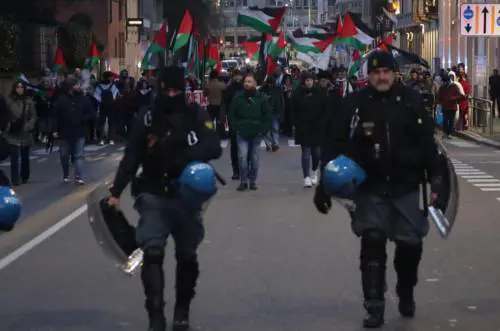 "Meloni assassina". Pro Pal in piazza per chiedere la liberazione di Hannoun