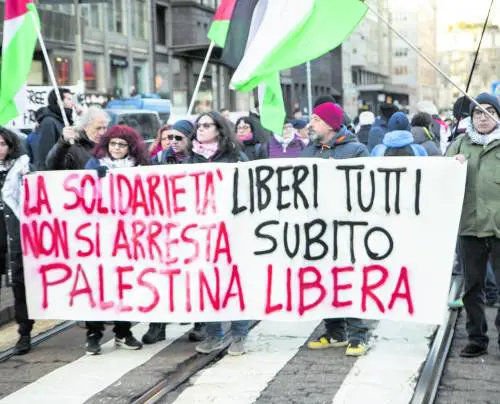 Ma a Milano un presidio flop: solo 50 persone e insulti alla premier