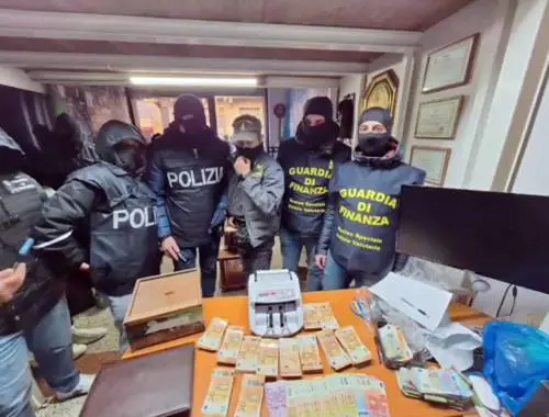 Milioni di euro, bandiere e file pro Hamas, l'inchiesta si allarga. Indagata anche Lano, direttrice di InfoPal