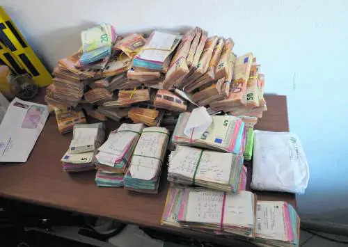 Nei covi in stile Br trovati pc, contanti e vessilli di Hamas