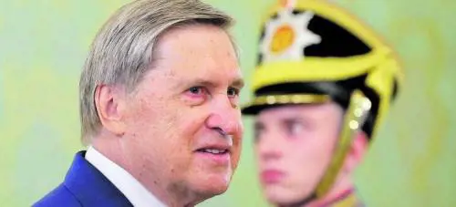 Il gioco del Cremlino: finge di trattare e "accerchia" Kiev