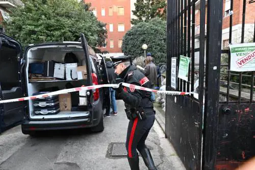 Donna semivestita trovata morta nel cortile di un palazzo
