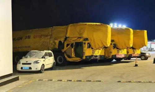 Lanciatori di missili camuffate da gru: le immagini che inchiodano la Cina