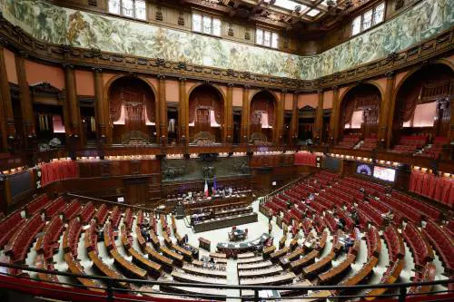 Manovra, sì della Camera al voto di fiducia. Giorgetti: "Per le pensioni vedremo nel 2026"