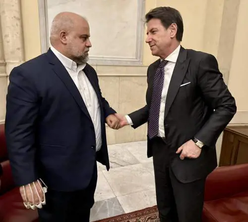 Ecco la nuova foto che inguaia Conte: in posa col "megafono" di Al Qassam