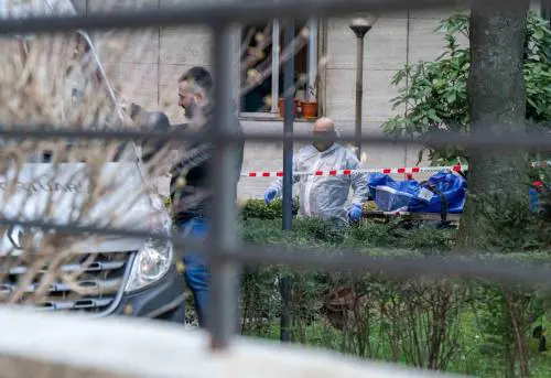 Donna seminuda morta nel cortile. A Milano il giallo della sconosciuta