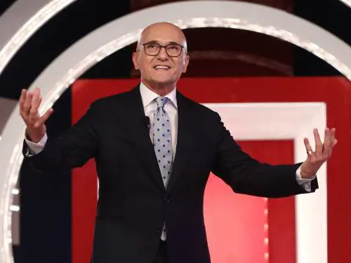 Alfonso Signorini indagato per violenza sessuale ed estorsione. Lui: "Accuse da parte di balordi"