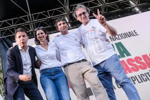 Tante piazze, pochi voti, molte relazioni pericolose: l'anno orribile di Conte e Schlein