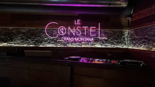 L'après-ski, la terrazza panoramica e la clientela facoltosa: Le Constellation a fuoco nella notte di Capodanno
