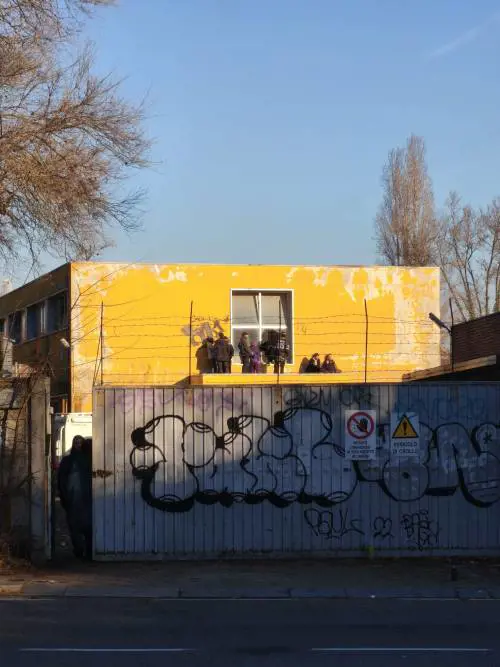 Bologna, prima occupazione abusiva del 2026: ex caserma presa d’assalto dai centri sociali