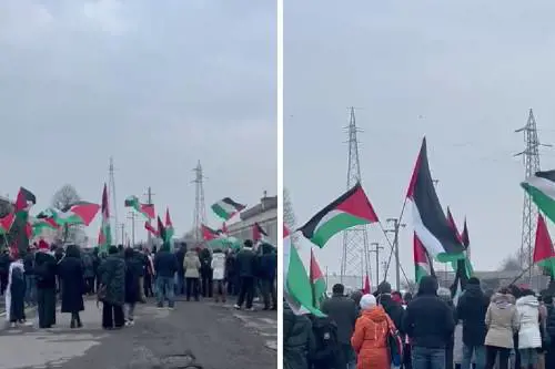 "Intifada fino alla vittoria". "Trump assassino". I cori pro-Pal al presidio per Hannoun