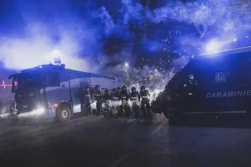 Ecco il buon anno degli anarchici: feriti e occupazioni