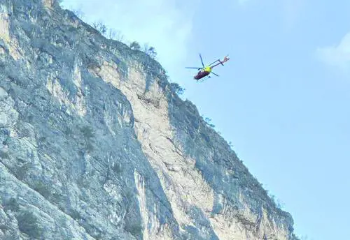 Base jumper si schianta lanciandosi con la tuta alare