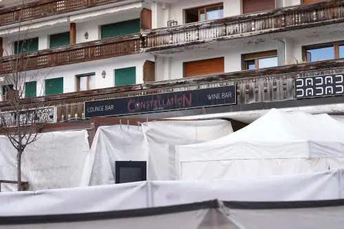 Crans-Montana, giallo sui proprietari del locale: "Profili social spariti"