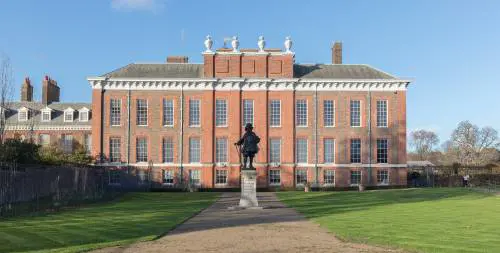 Tenta di introdursi per due volte a Kensington Palace, paura per William e Kate: arrestato un 39enne