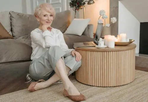 Capelli, la frangia a 60 anni ringiovanisce e dona dinamicità: 5 motivi per sceglierla