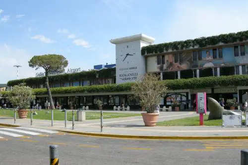 Bagagli troppo grandi, passeggeri furiosi aggrediscono e mandano in ospedale la dipendente dell'aeroporto di Pisa