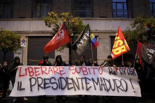 La piazza cambia cartello: da pro Pal a pro Mad