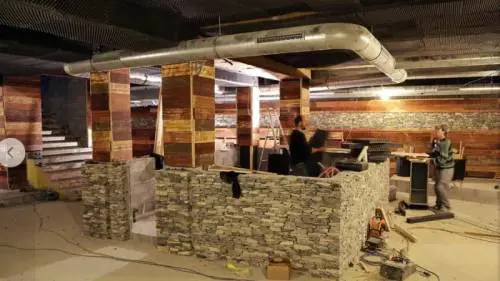 I lavori di ristrutturazione de Le Costellation. Scala per l'uscita ridotta al minimo