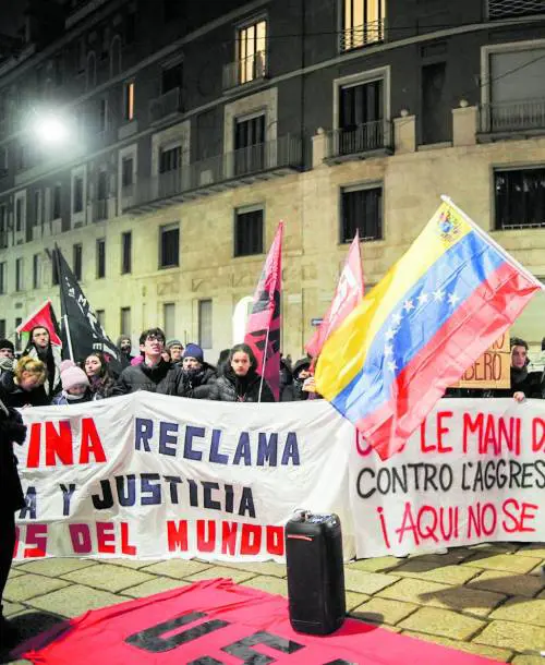 I venezuelani d'Italia esultano. E i pro Mad urlano contro gli Usa