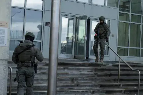 Le foto in manette, la tuta e la derisione social. Ora è nel carcere dei vip