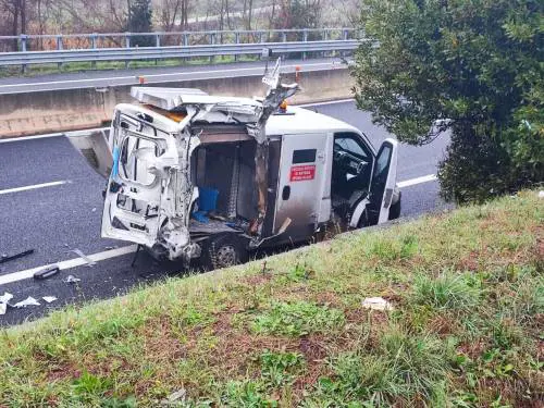 Assalto a un portavalori lungo la A14: usati chiodi, fumogeni e mezzi incendiati