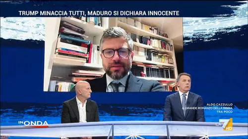 "Tolse la bandiera europea", "Studia". Rissa in tv tra Matteo Renzi e Stefano Feltri