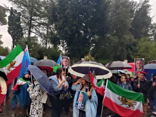 Persiani d'Italia in piazza: il figlio dello scià prenda il potere