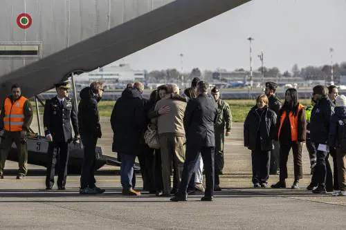 L'arrivo delle salme e l'attesa angosciata delle famiglie sulla pista di Linate
