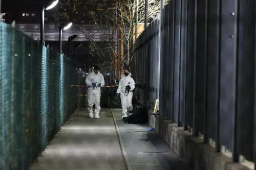 Nell'inferno della stazione tra degrado, spaccio e abusivi. "Qui tutti abbiamo paura"