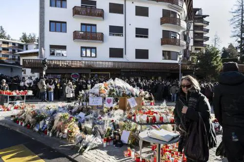 Due troupe Rai aggredite davanti al bar della tragedia. Insulti contro gli italiani