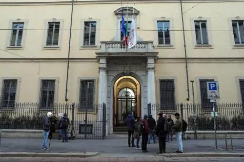 I fiori bianchi, gli abbracci, le maestre. Il nonno: "Siamo distrutti"