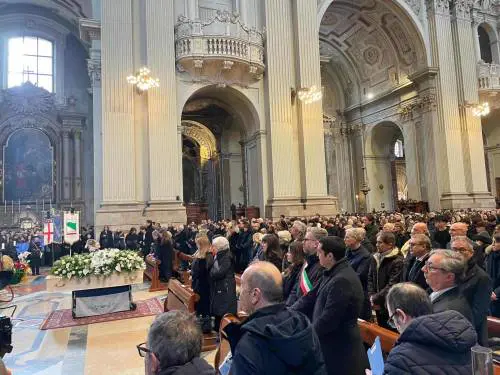 Strage di Crans-Montana, oggi l'addio alle vittime italiane. A scuola un minuto di silenzio