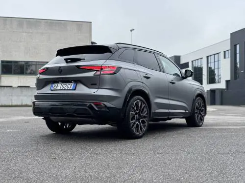 Renault Austral full hybrid: si aggiorna con il restyling 2026, la gallery del SUV francese