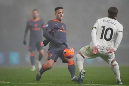 Nel nebbione di Parma l’Inter vince 2-0 grazie ai gol dell’ex Dimarco e Thuram