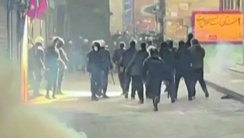 Teheran minaccia gli Usa. Ma gli iraniani in piazza invocano il figlio dello Scià