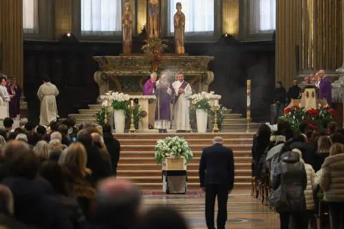 Ultimo saluto tra le lacrime. L'urlo: "Vogliamo giustizia"