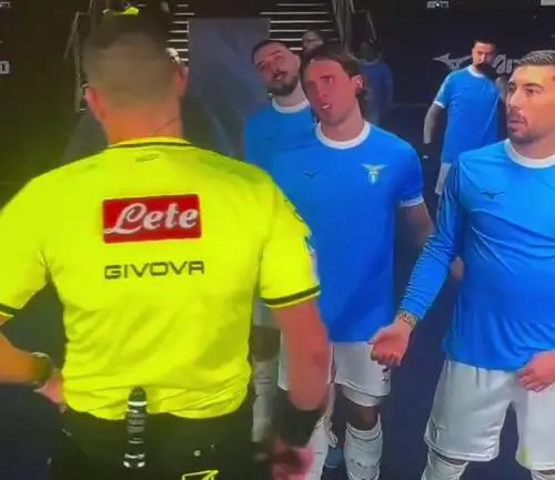 "È imbarazzante". Il colloquio nel tunnel tra l'arbitro Sozza e i giocatori della Lazio