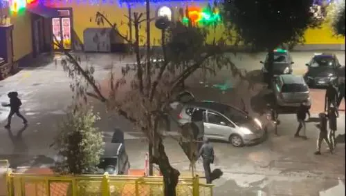 Violenza, spranghe, colpi: ecco il video dell'aggressione ai giovani di destra