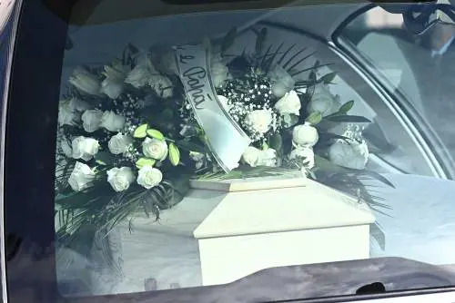 Genova si stringe attorno al dolore dei familiari di Emanuele Galeppini: le esequie della giovane vittima del rogo di Capodanno