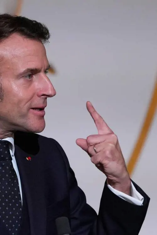 Ora sulla Groenlandia Macron perde la testa. "Trump colonialista"