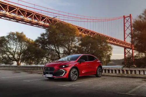 Nuova Renault Clio, il design parla un linguaggio: stile e abitacolo rivoluzionati